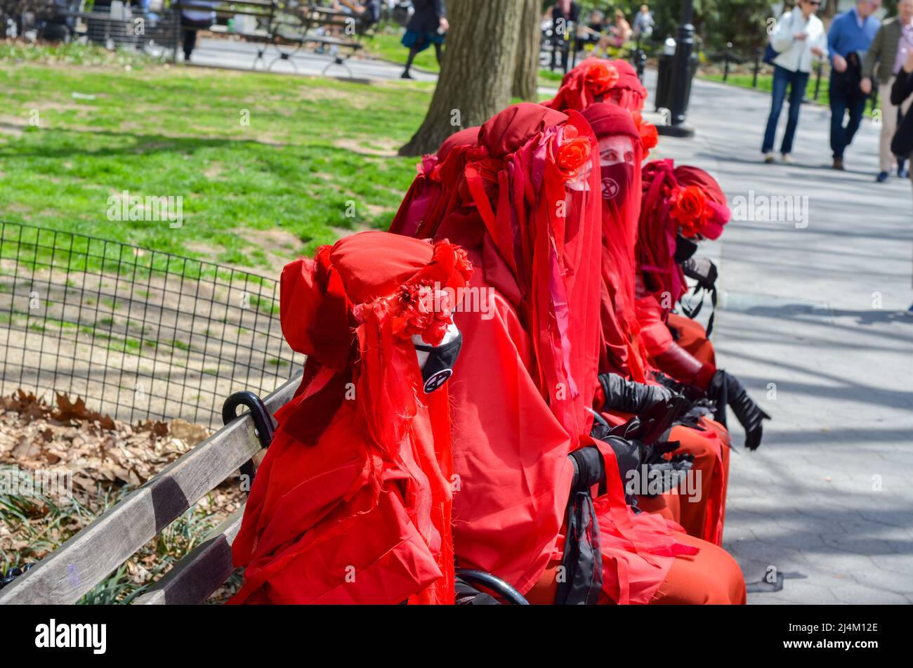 Gli attivisti del gruppo della ribellione dell'estinzione indossano tutto il rosso per allertare coloro che sono al potere di agire velocemente per la Giustizia climatica al Washington Square Park, Foto Stock