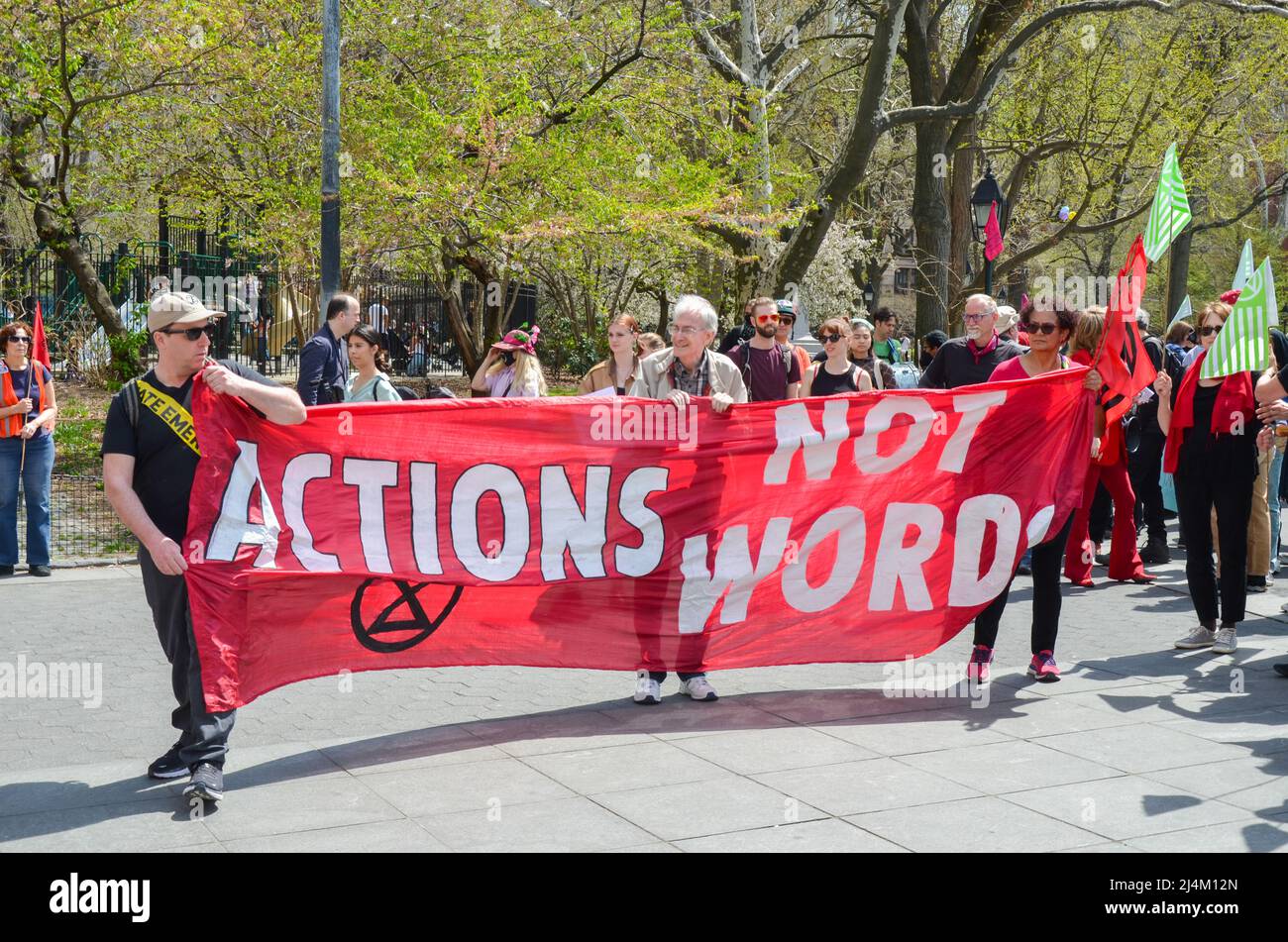Gli attivisti del clima sono visti tenere striscioni chiedendo la giustizia del clima durante la marcia sul clima per dire a coloro che sono al potere di agire sulla più grande minaccia nostra Foto Stock