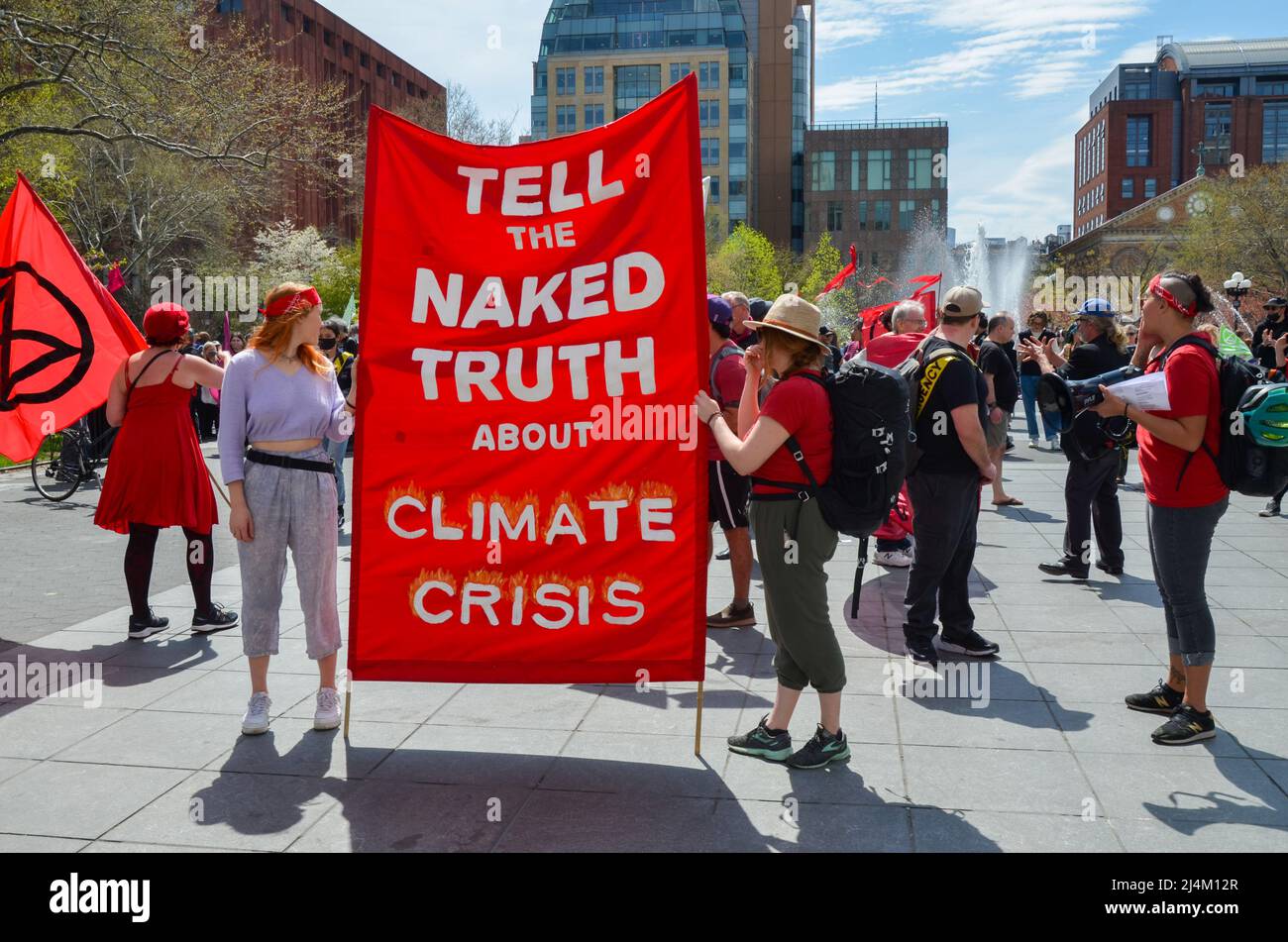 Gli attivisti del clima sono visti tenere bandiera pro Climate Justice a Washington Square Park, New York City il 16 aprile 2022. Foto Stock