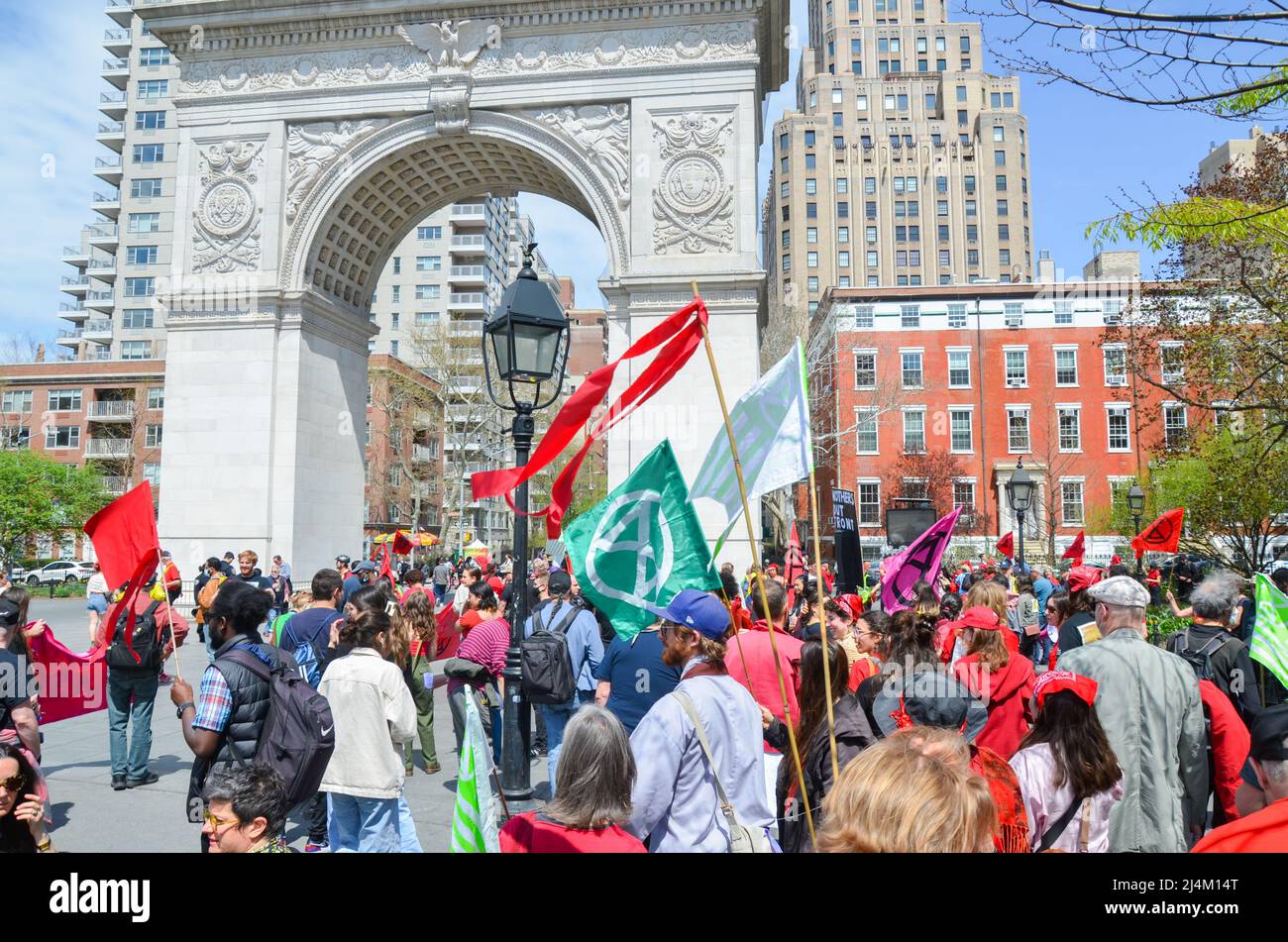 Centinaia si riunirono a Washington Square Park e marciarono a Madison Square Park a New York durante la marcia sul clima per dire a coloro che erano al potere che non erano al corrente Foto Stock