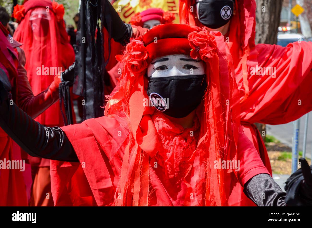 Gli attivisti del gruppo della ribellione dell'estinzione indossano tutto il rosso per allertare coloro che sono al potere di agire velocemente per la Giustizia climatica al Washington Square Park, Foto Stock