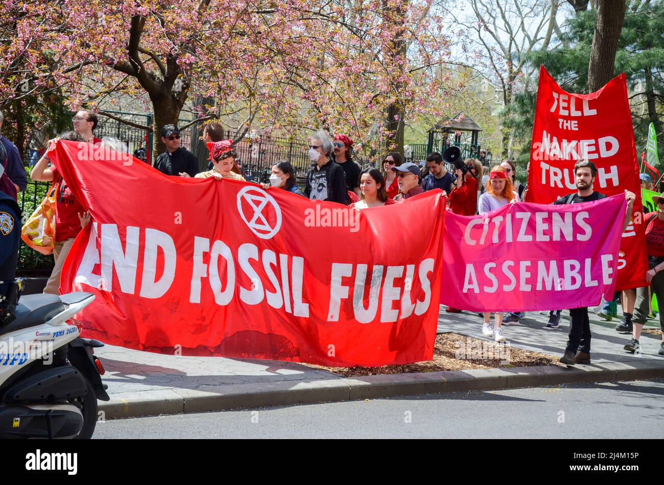 Gli attivisti della ribellione di estinzione si sono riuniti a Washington Square Park e hanno marciato a Madison Square Park a New York City per richiedere la giustizia climatica Foto Stock
