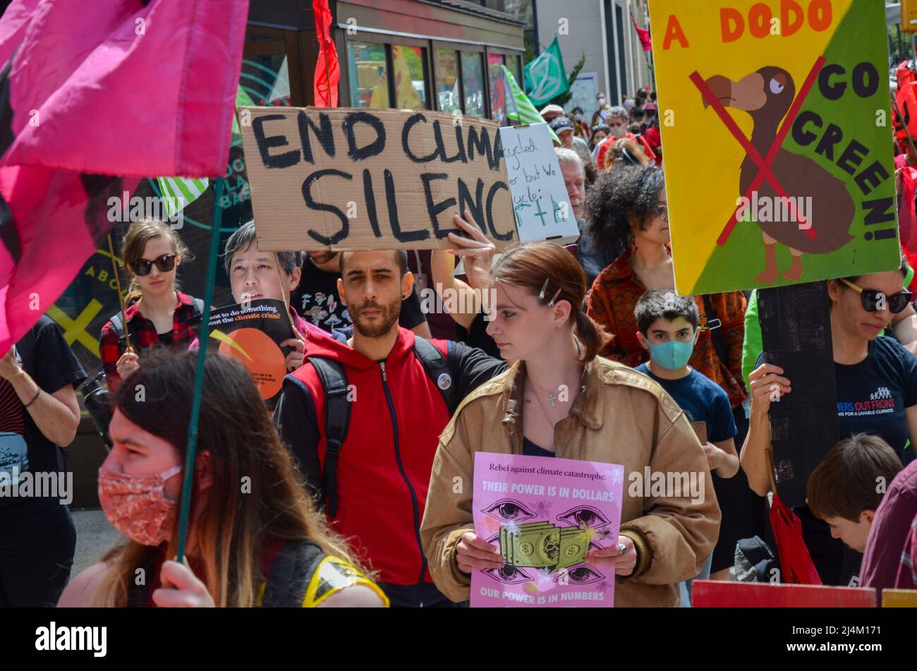Gli attivisti della ribellione di estinzione si sono riuniti a Washington Square Park e hanno marciato a Madison Square Park a New York City per richiedere la giustizia climatica Foto Stock
