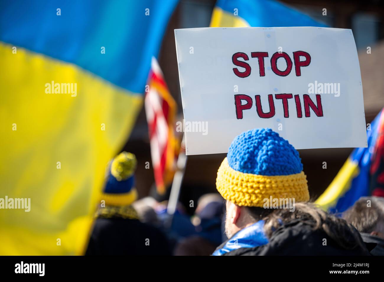 Warren, Michigan, 13 marzo 2022: Un uomo ha un segno durante una protesta contro l'invasione russa dell'Ucraina. Foto Stock