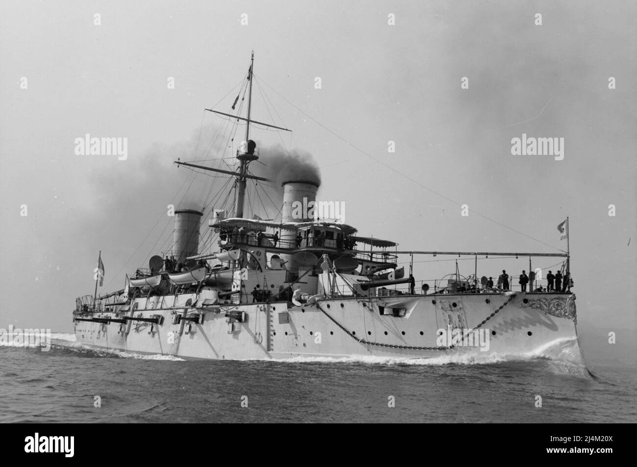 Fotografia vintage in bianco e nero dell'ARA General Belgrano, un incrociatore blindato di classe Giuseppe Garibaldi della Marina Argentina che fu lanciato nel 1896 e servito fino al 1947, qui raffigurato in mare Foto Stock