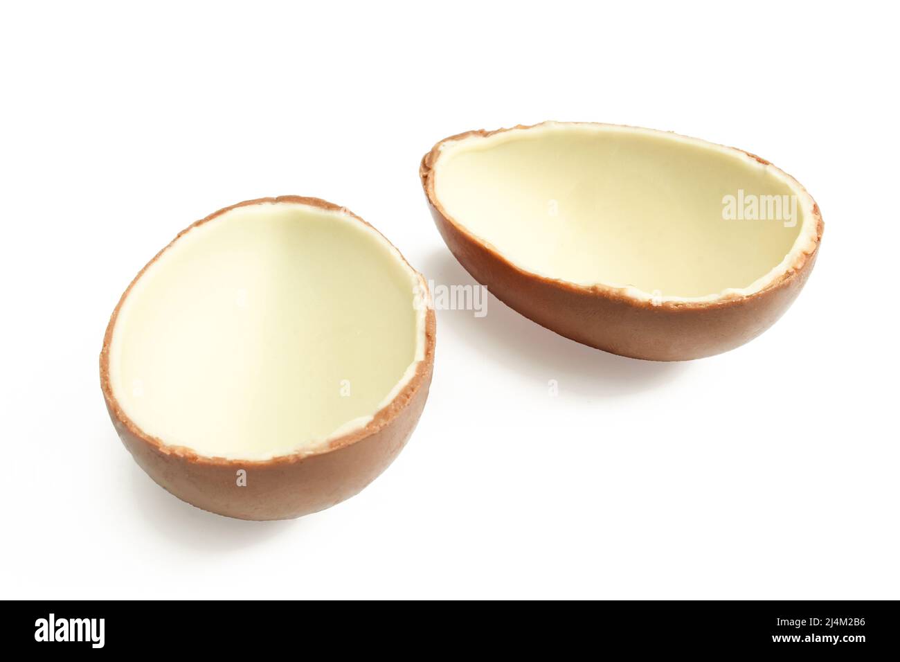 Due metà dell'uovo di cioccolato al latte isolato su sfondo bianco. Foto Stock