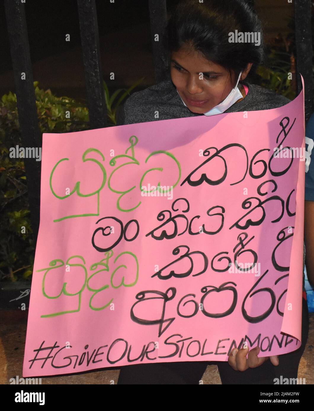 Colombo, Sri Lanka. 15th aprile 2022. La protesta al Galle Face Green continuò per il 8th giorno consecutivo, con persone che si riunirono in gran numero durante la stagione delle festività. Il popolo dello Sri Lanka chiede che il presidente Gotabaya Rajapaksa e il governo si dimetta mentre il paese è andato in bancarotta. Foto Stock