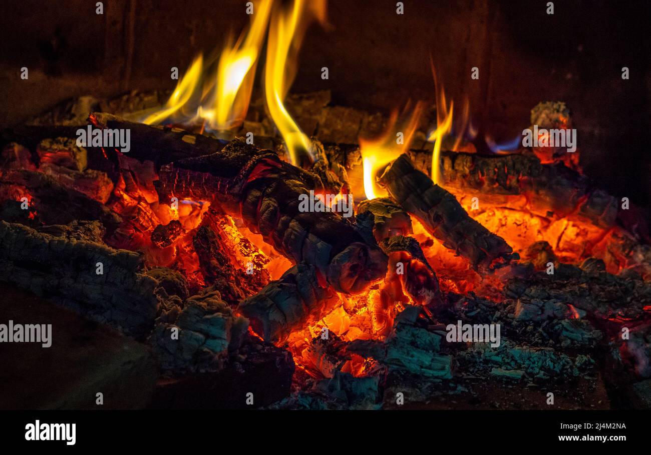 Legno che brucia nel caminetto Foto Stock