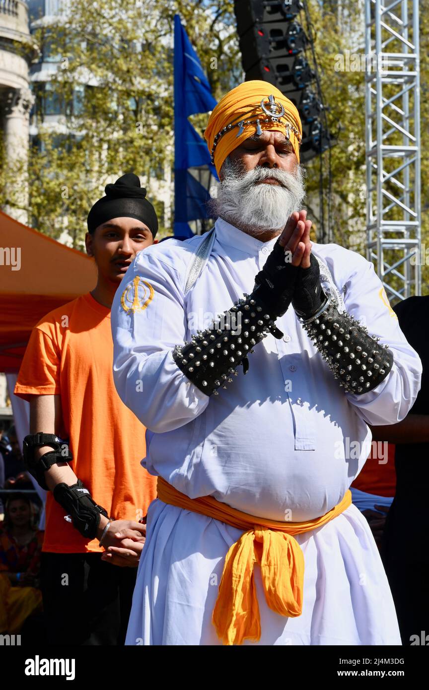 Londra, Regno Unito. 16th Apr 2022. Trafalgar ha visto il ritorno del Vaisakhi Festival una celebrazione della tradizione Sikh e Punjabi ospitata dall'emittente e presentatore Tommy Sandhu. Nella foto una performance di Baba Fateh Singh Gatka Akhara e Dhol Academy. Credit: michael melia/Alamy Live News Foto Stock