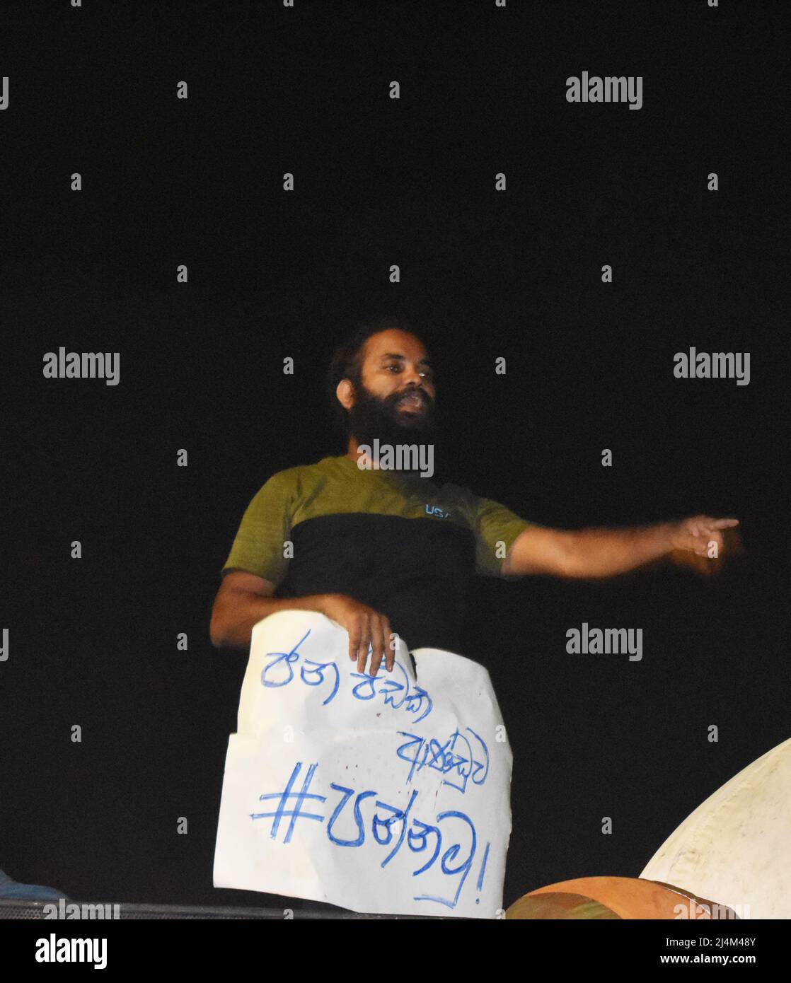 Colombo, Sri Lanka. 15th aprile 2022. La protesta al Galle Face Green continuò per il 8th giorno consecutivo, con persone che si riunirono in gran numero durante la stagione delle festività. Il popolo dello Sri Lanka chiede che il presidente Gotabaya Rajapaksa e il governo si dimetta mentre il paese è andato in bancarotta. Foto Stock