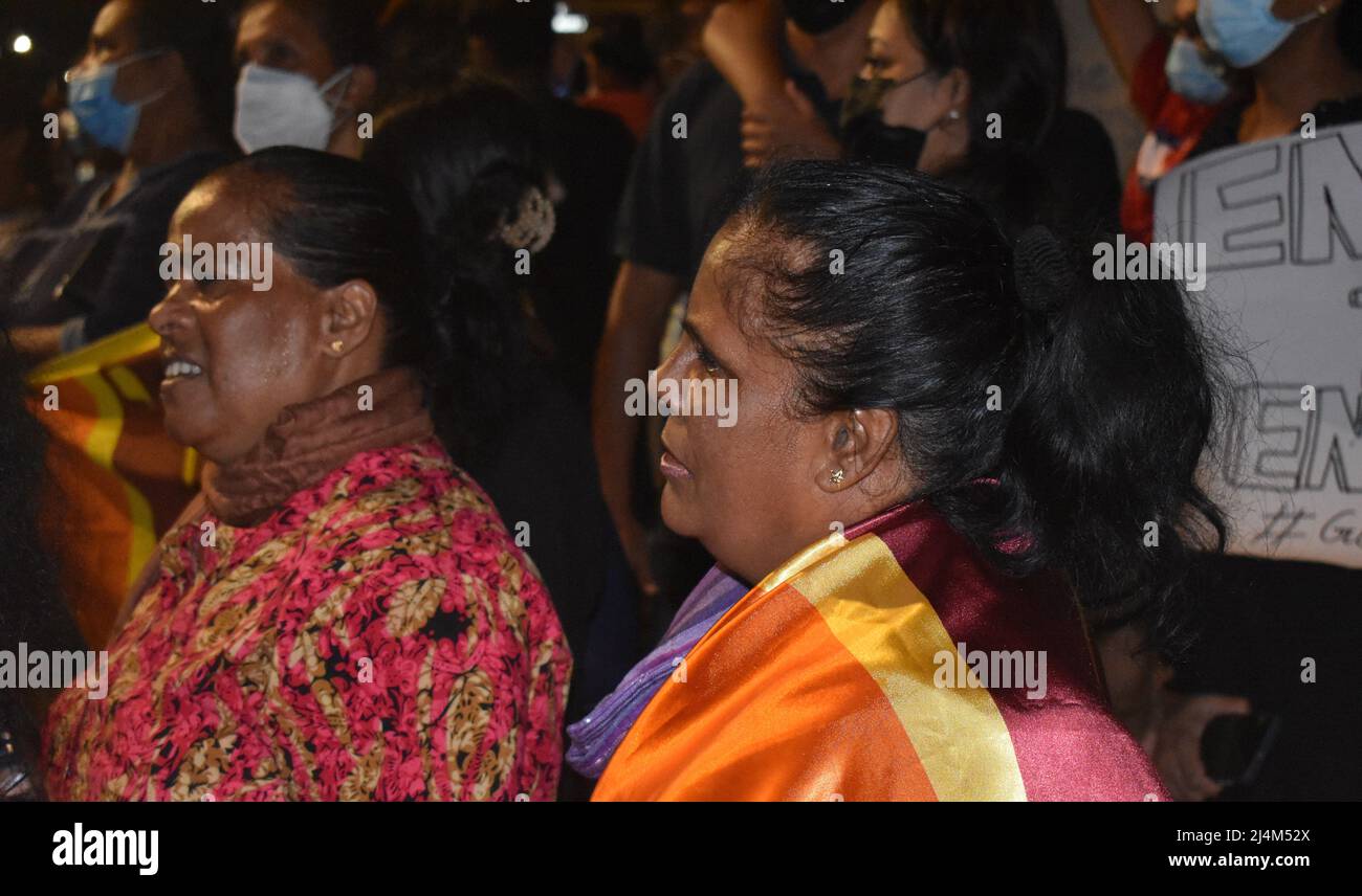 Colombo, Sri Lanka. 15th aprile 2022. La protesta al Galle Face Green continuò per il 8th giorno consecutivo, con persone che si riunirono in gran numero durante la stagione delle festività. Il popolo dello Sri Lanka chiede che il presidente Gotabaya Rajapaksa e il governo si dimetta mentre il paese è andato in bancarotta. Foto Stock