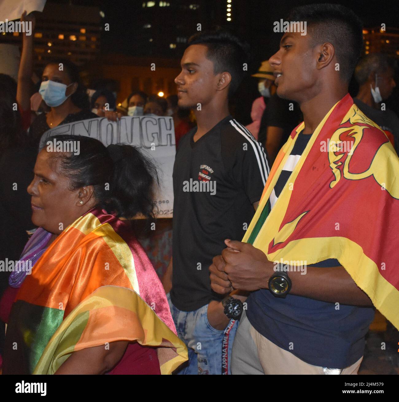 Colombo, Sri Lanka. 15th aprile 2022. La protesta al Galle Face Green continuò per il 8th giorno consecutivo, con persone che si riunirono in gran numero durante la stagione delle festività. Il popolo dello Sri Lanka chiede che il presidente Gotabaya Rajapaksa e il governo si dimetta mentre il paese è andato in bancarotta. Foto Stock