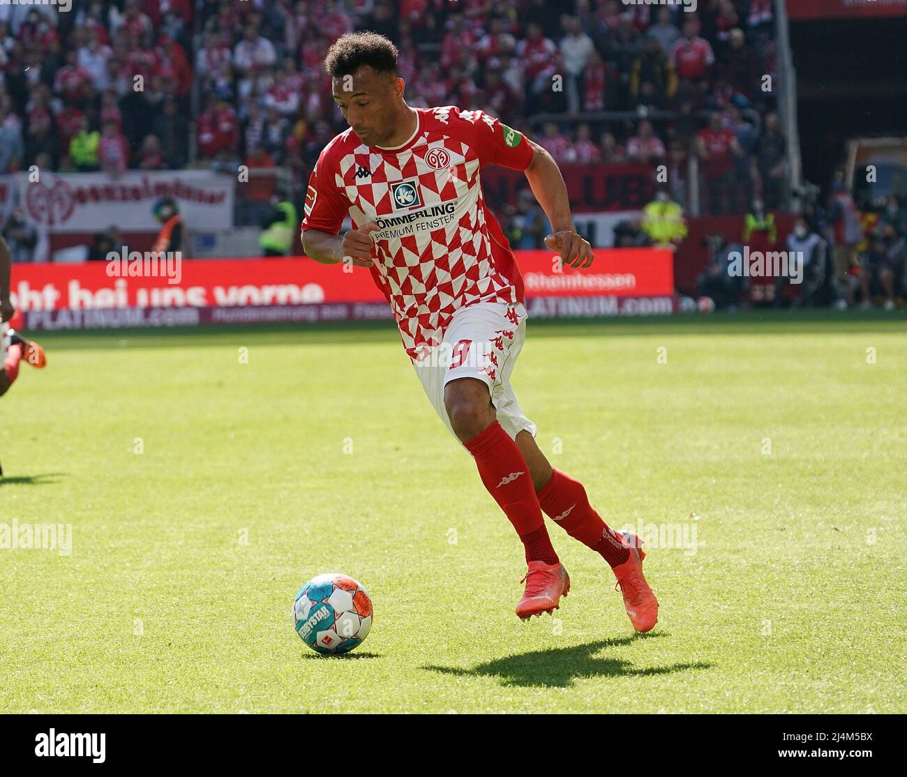 16 aprile 2022, Mewa Arena, Mainz, GER, 1.FBL, 1.FSV FSV FSV Mainz 05 vs VfB Stuttgart, le normative DFL vietano l'uso di fotografie come sequenze di immagini e/o quasi-video. Nella foto Karim Onisiwo (Mainz) Foto Stock