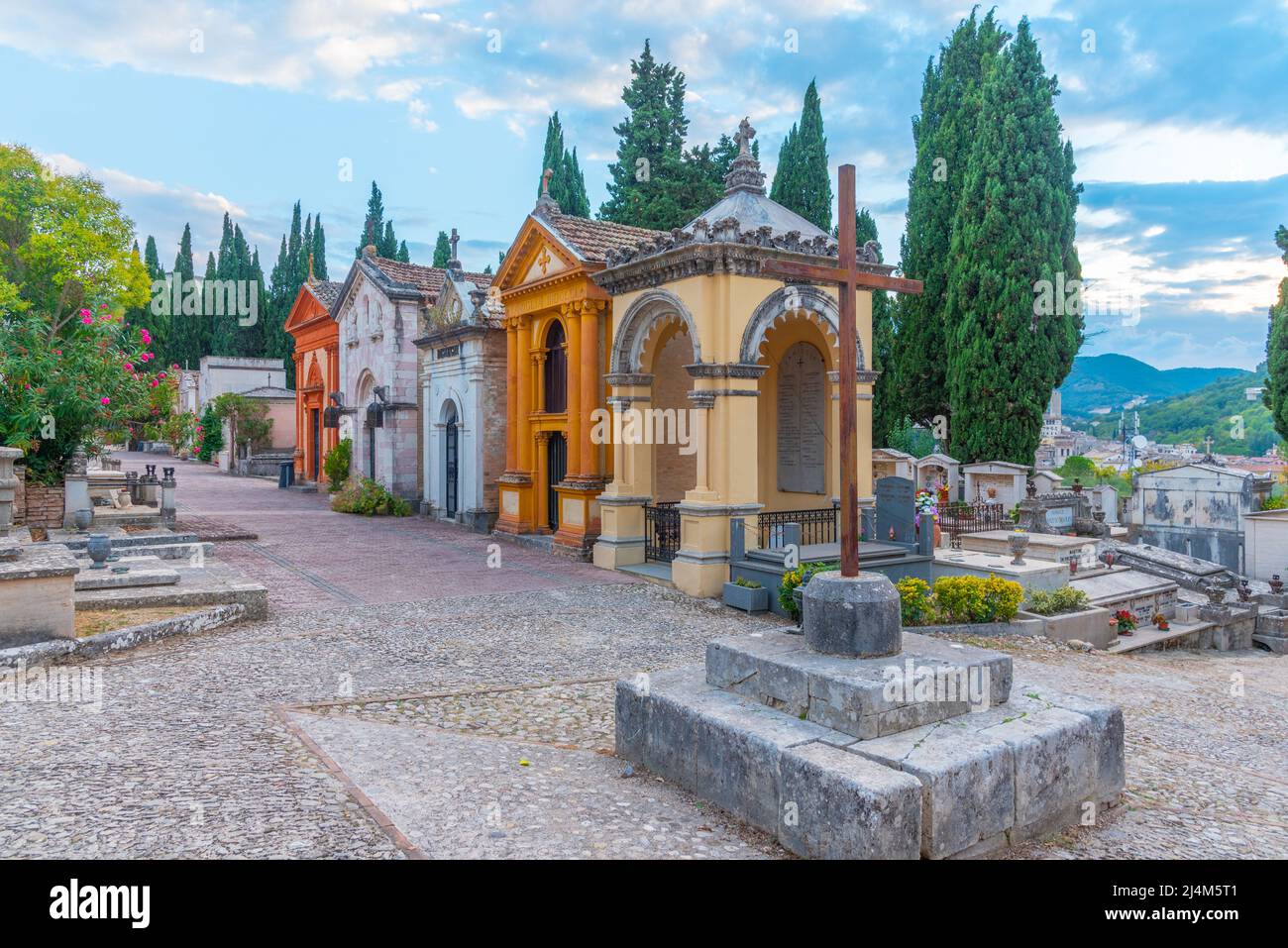 Spoleto, Italia, 3 ottobre 2021: Tombe decorate al cimitero di Cimitero Monumentale a Spoleto, Italia. Foto Stock