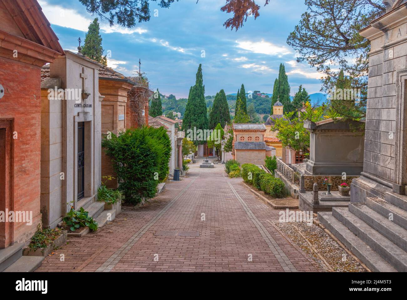 Spoleto, Italia, 3 ottobre 2021: Tombe decorate al cimitero di Cimitero Monumentale a Spoleto, Italia. Foto Stock