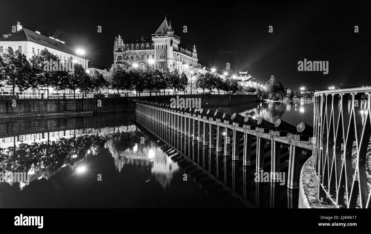Edifici storici a Smetana Embankment di notte Foto Stock