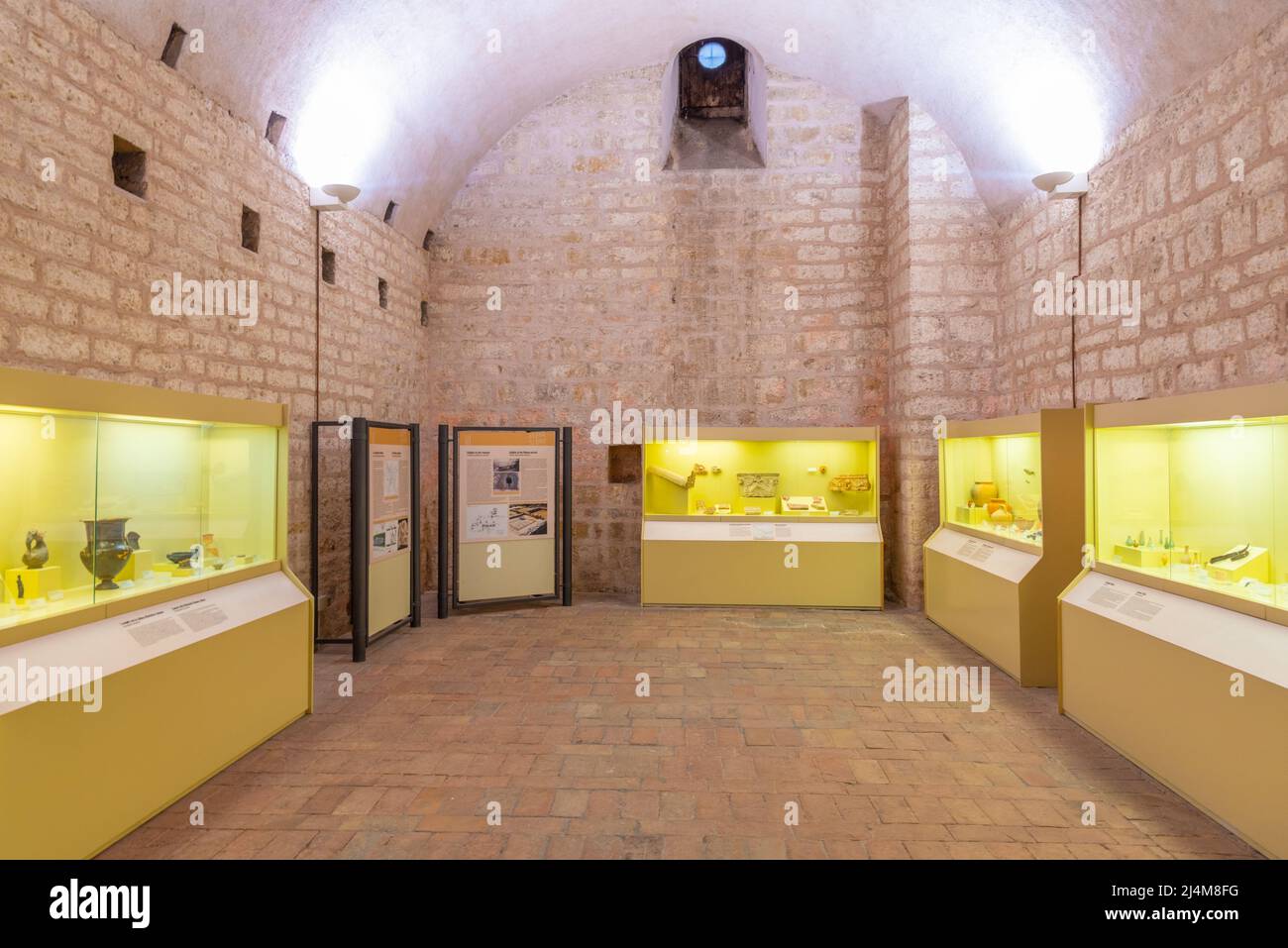 Gubbio, Italia, 1 ottobre 2021: Interno del Palazzo dei Consoli nella città italiana di Gubbio. Foto Stock