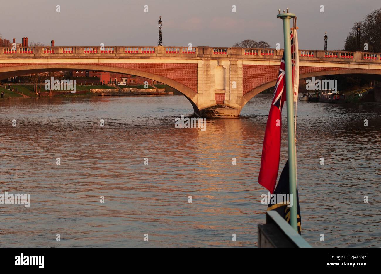 Hampton Court Bridge sul Tamigi, in serata, sole primaverile Foto Stock