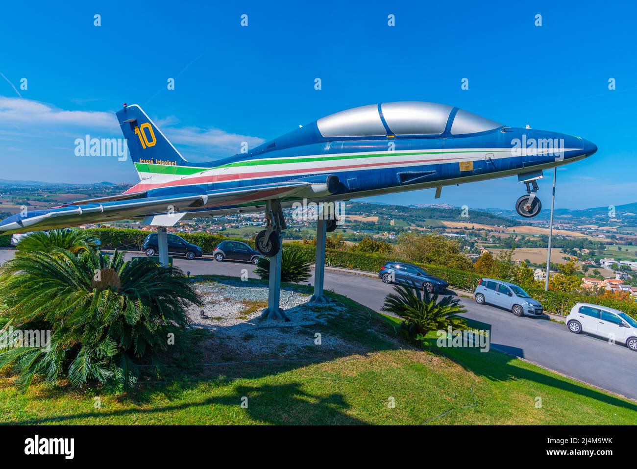 Loreto, Italia, 29 settembre 2021: Un jet da caccia blu nella città italiana di Loreto. Foto Stock