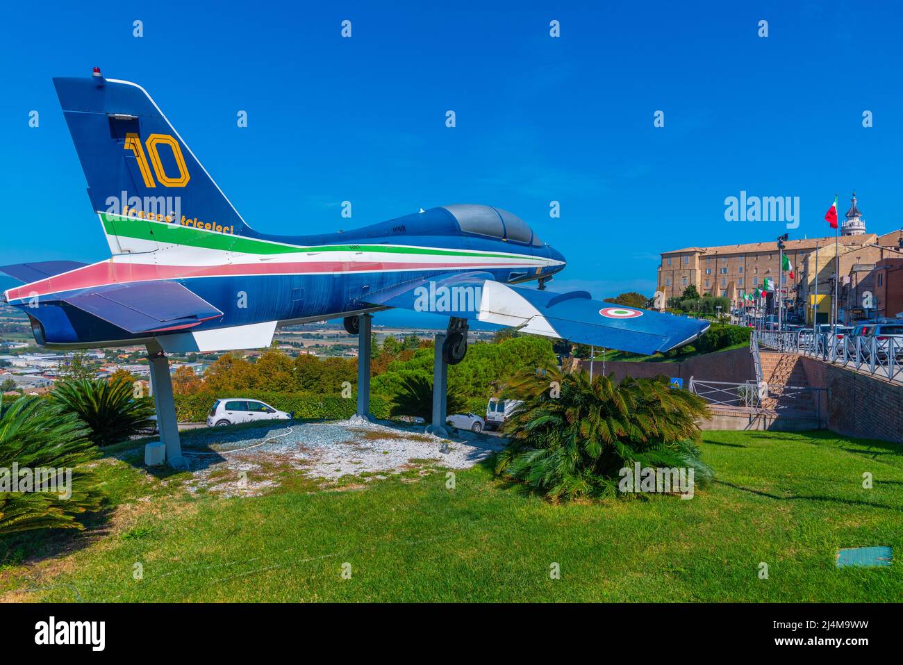 Loreto, Italia, 29 settembre 2021: Un jet da caccia blu nella città italiana di Loreto. Foto Stock