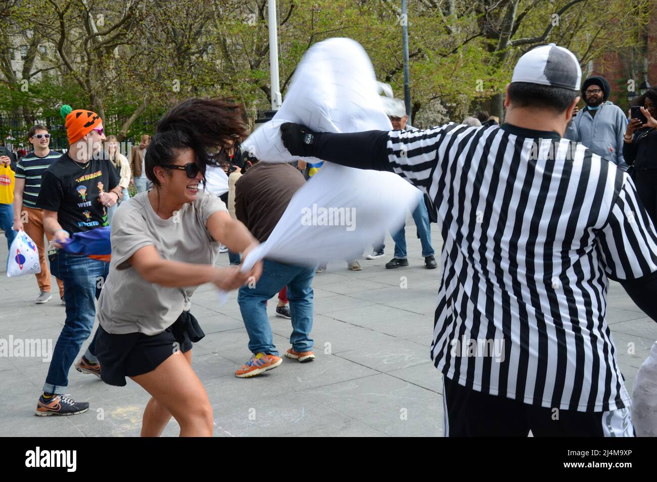 La gente è vista allegra durante la lotta annuale dei cuscini al Washington Square Park a New York City il 16 aprile 2022. Foto Stock