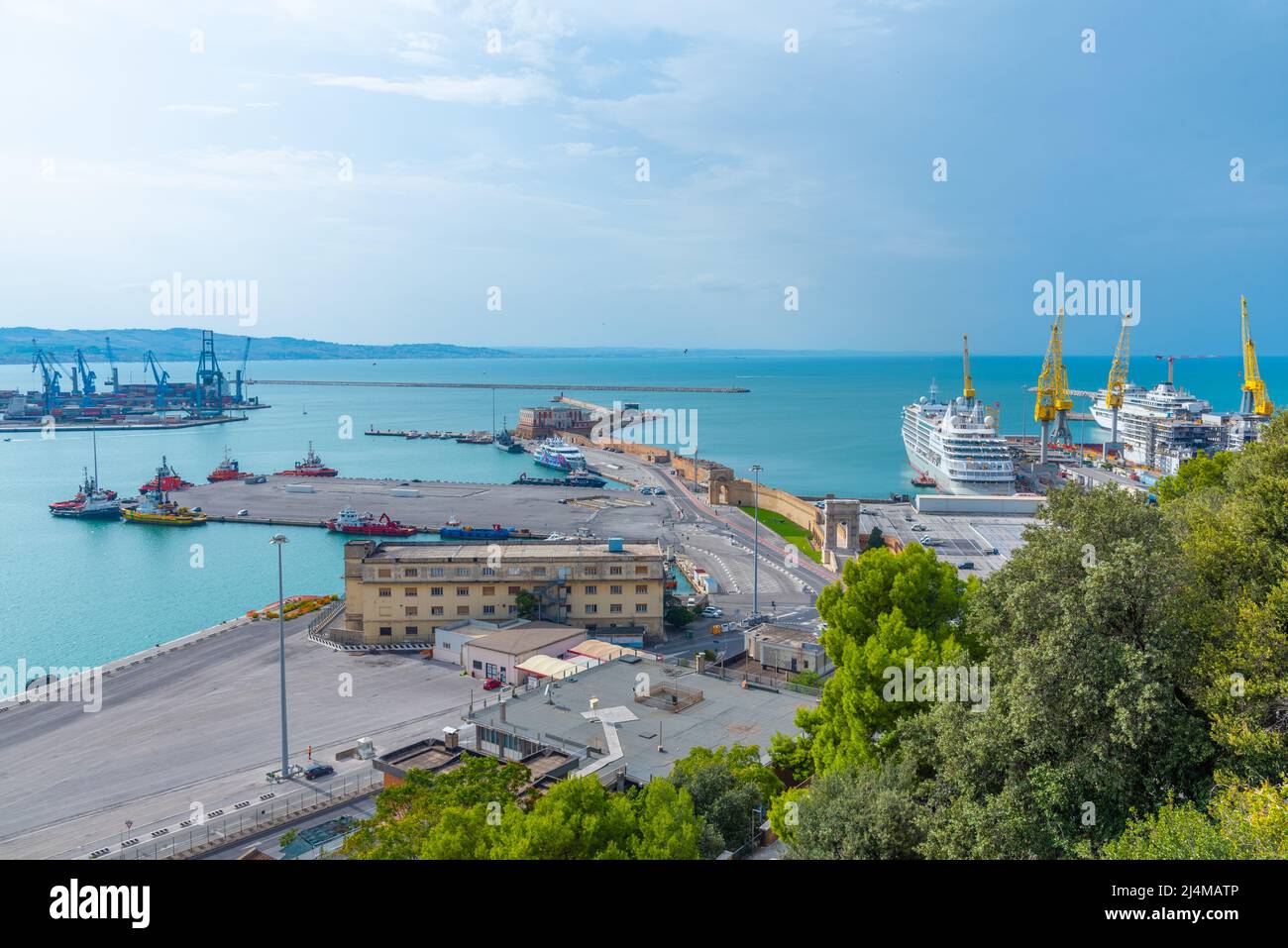 Ancona, Italia, 26 settembre 2021: Molo Fincantieri nel porto di Ancona, Italia. Foto Stock