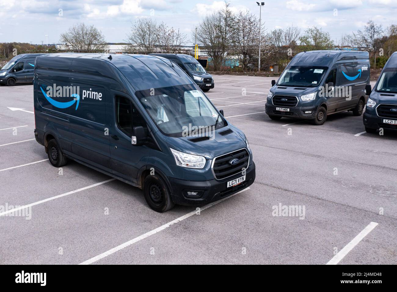 Furgoni elettrici Amazon prime Ford e-Transit di nuova produzione pronti  per essere spediti per fornire prodotti con emissioni ridotte Foto stock -  Alamy