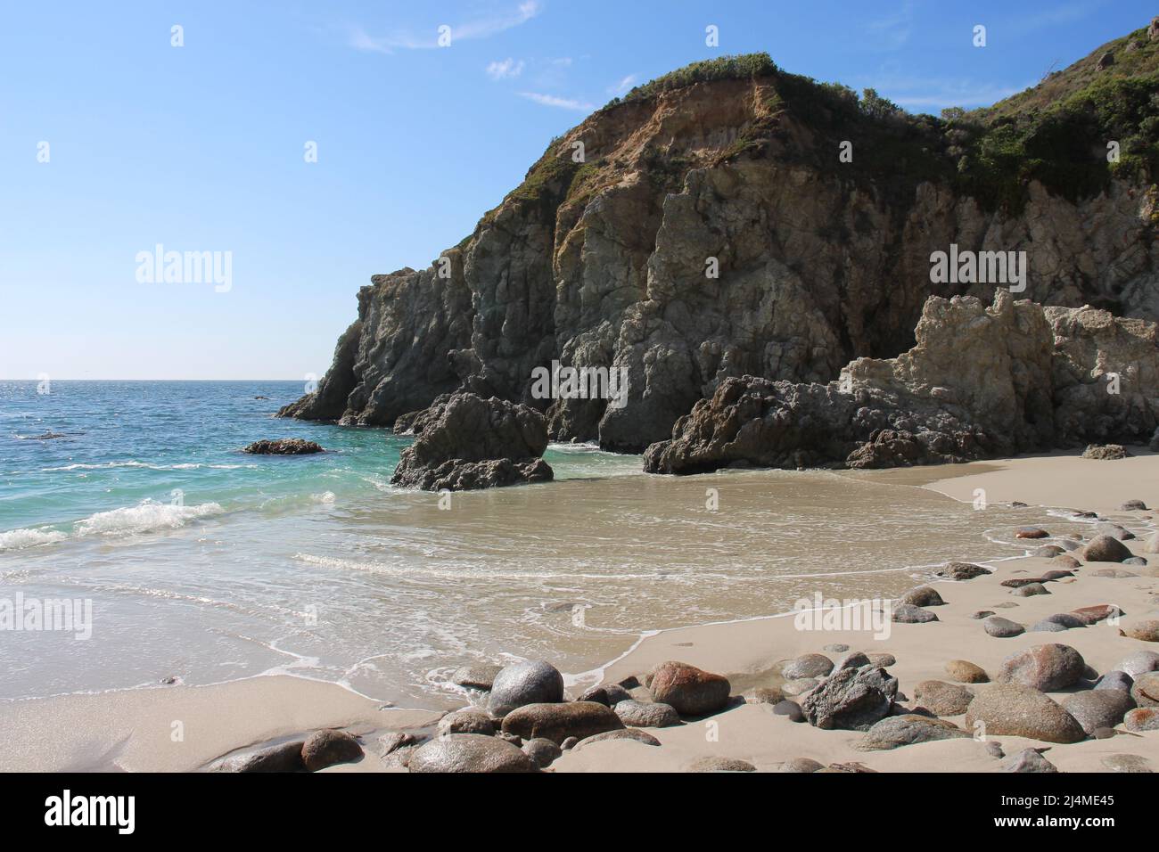 Una scogliera rocciosa vista di Gibson Beach presso la riserva naturale statale di Point Lobos. Foto Stock