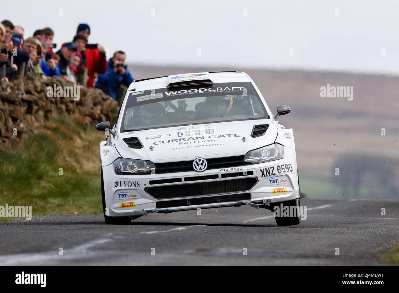 16th aprile 2022, Ballymena, County Antrim, Irlanda del Nord, Regno Unito; Circuito del Rally Internazionale d'Irlanda, Round 3 del Campionato Irlandese Rally Tarmac: Callum Devine e Shane Byrne (VW Polo GTI R5) terminati al terzo posto assoluto Foto Stock