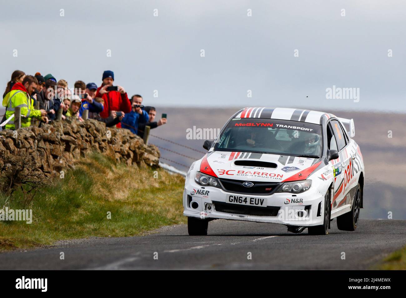 16th aprile 2022, Ballymena, County Antrim, Irlanda del Nord, Regno Unito; Circuito del Rally Internazionale d'Irlanda, Round 3 del Campionato Irlandese di Rally Tarmac: Paul Britton e Peter Ward (Subaru Impreza) sono stati piaceri della folla con la loro spettacolare guida Foto Stock