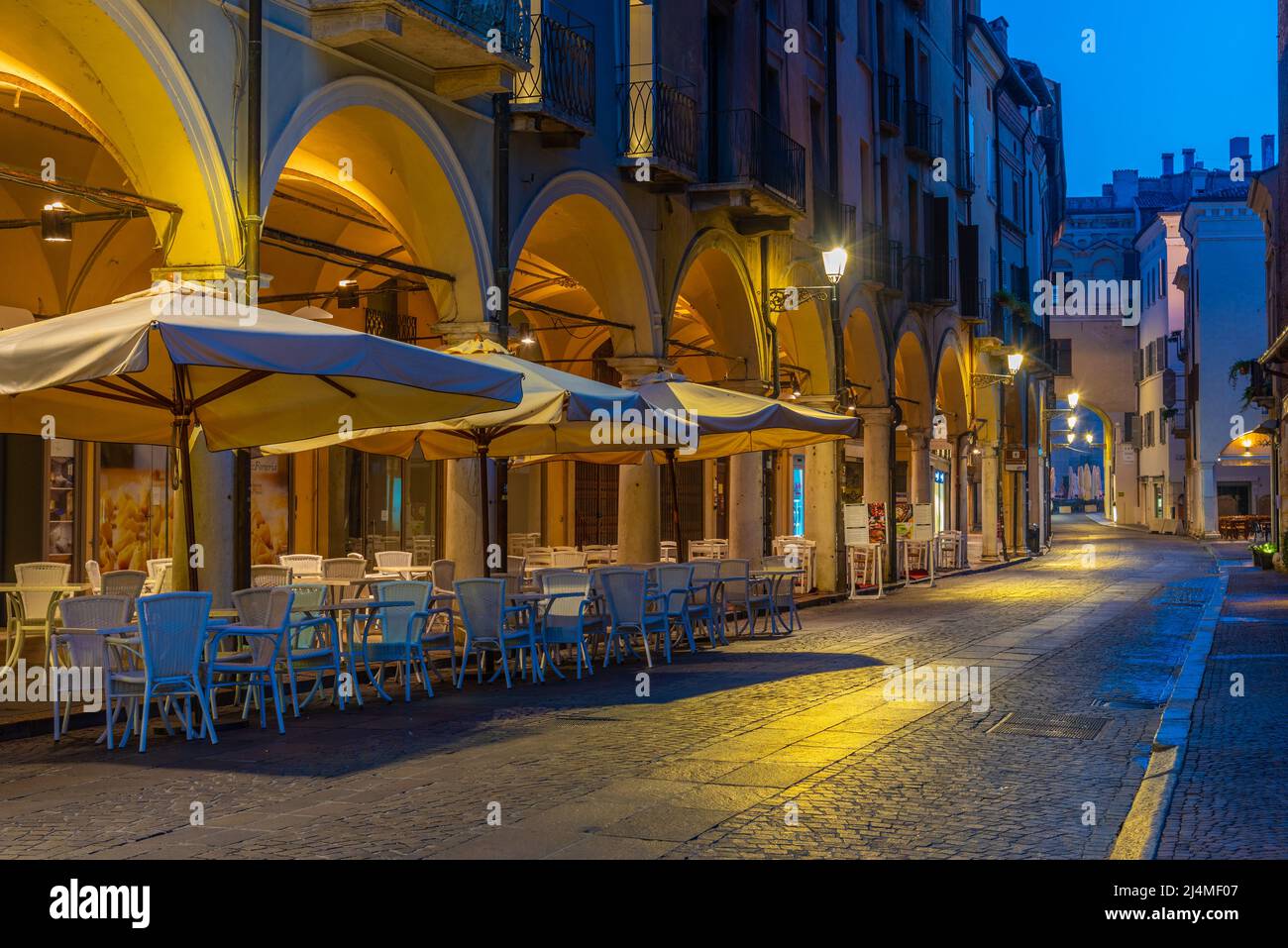 Mantova, Italia, 24 settembre 2021: Vista notturna di Piazza delle Erbe nel comune italiano Mantova. Foto Stock