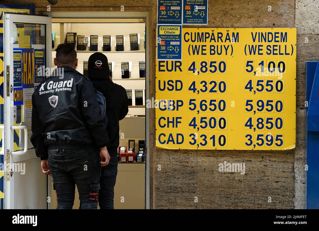 Bucarest, Romania - 12 aprile 2022: Il tasso di cambio del Leu-Euro, che supera la soglia psicologica di 5 lei, è visualizzato su una b gialla Foto Stock