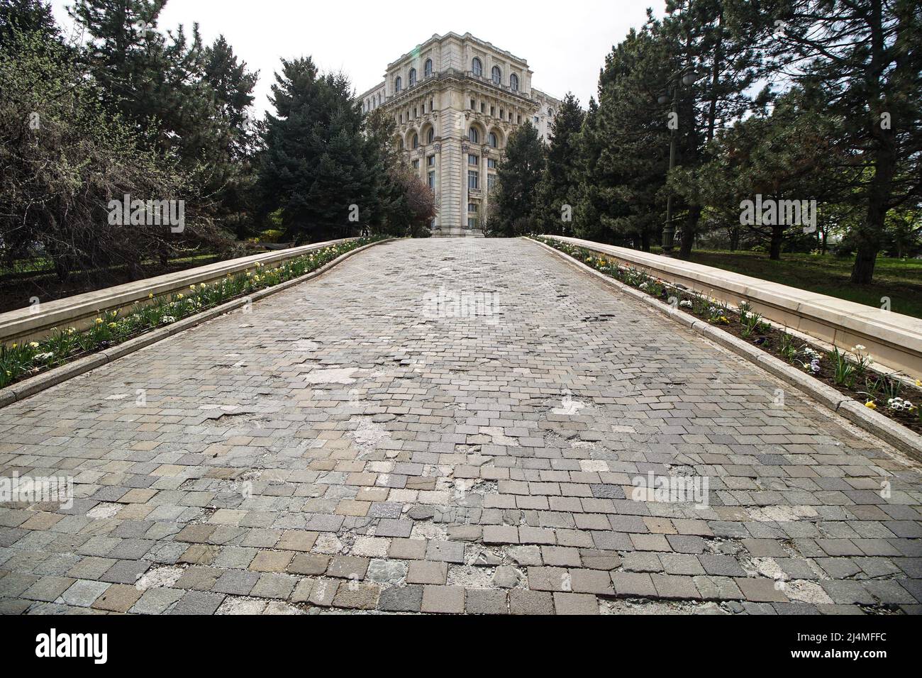 Bucarest, Romania - 15 aprile 2022: Il Palazzo del Parlamento visto dal vicolo dell'ingresso C1. Foto Stock