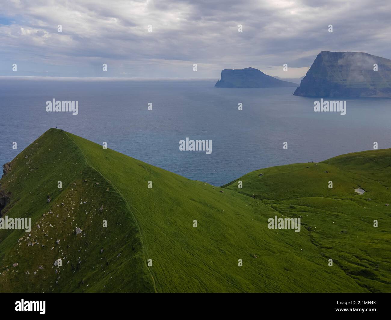 Splendida vista aerea del faro di Kallur nelle Isole Faroe, con le sue enormi scogliere, escursioni a piedi in falesie e vista sull'oceano Foto Stock