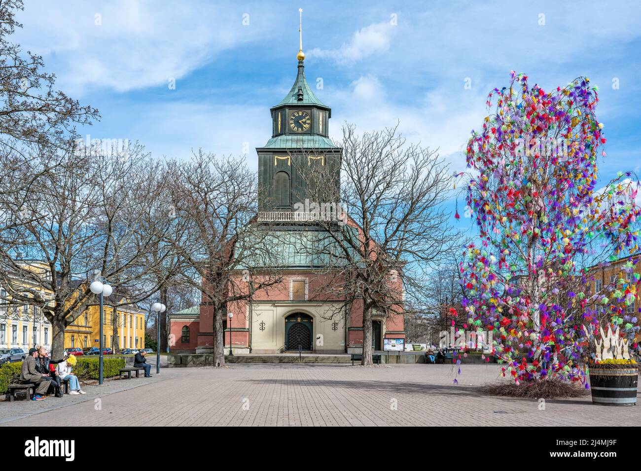 Decorazioni pasquali nella piazza tedesca di fronte alla Chiesa di Hedvig durante la primavera. Norrkoping è una storica città industriale. Foto Stock