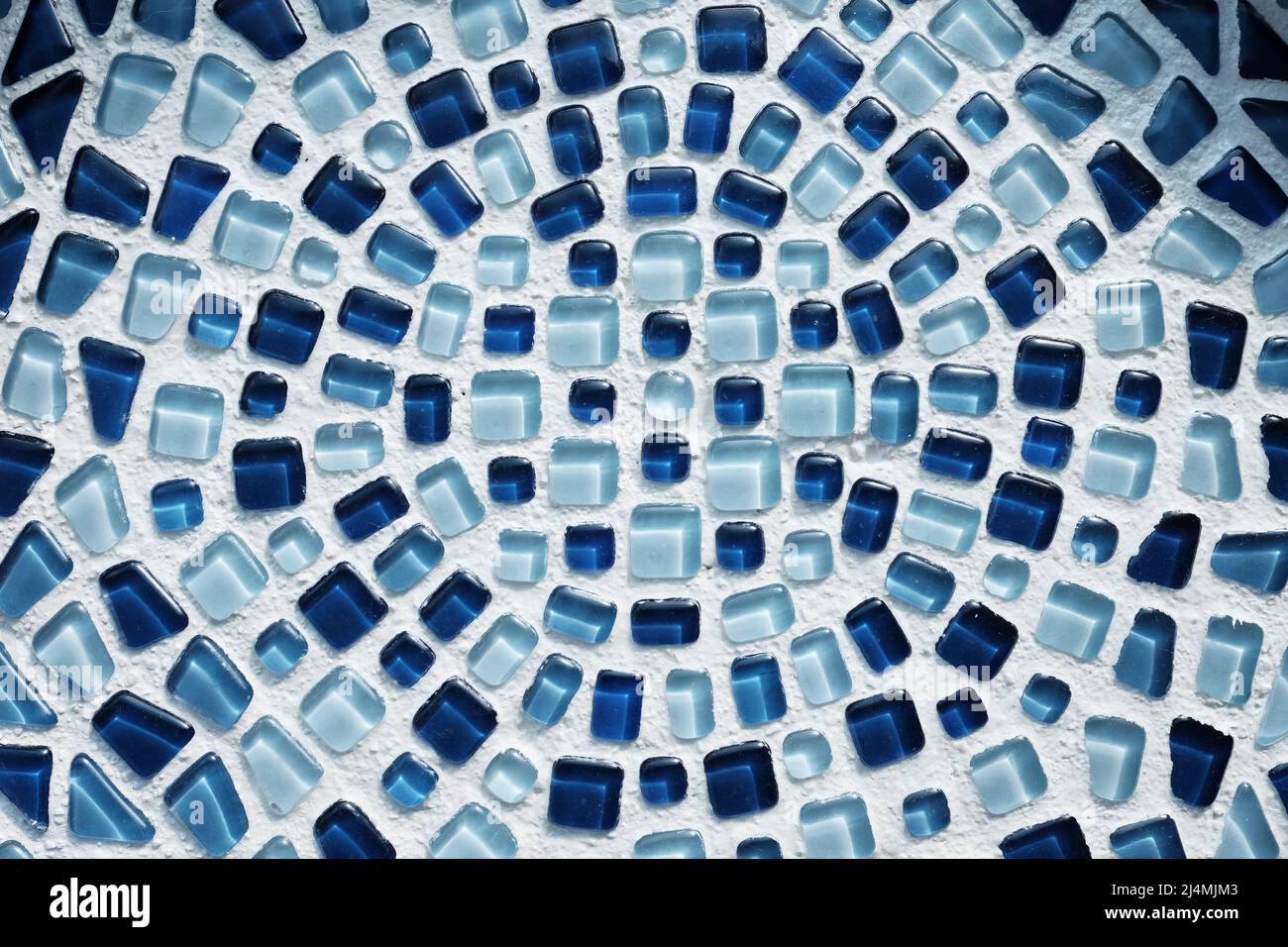 Colorate piastrelle mosaico in porcellana con diverse tonalità di blu Foto Stock