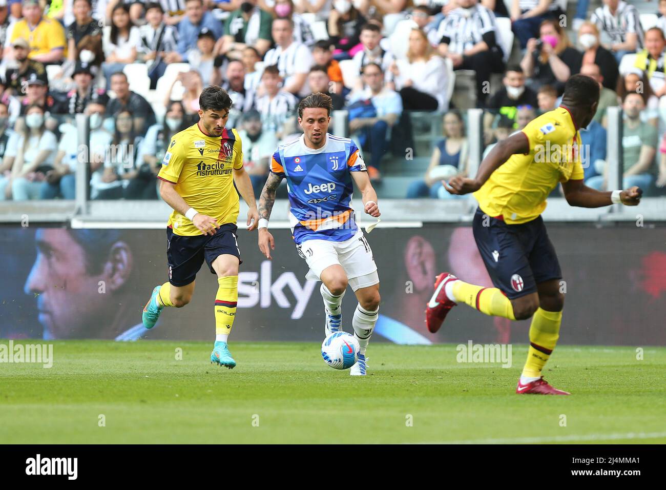 TORINO, 13 APRILE 2022. Luca Pellegrini del Juventus FC durante la partita tra Juventus FC e Bologna FC il 16 aprile 2022 allo Stadio Allianz di Torino. Risultato finale 1-1. Juventus si è recata sul campo con la quarta maglia creata in collaborazione con il famoso Street artist brasiliano Eduardo Kobra. Credit: Massimiliano Ferraro/Medialys Images/Alamy Live News Foto Stock