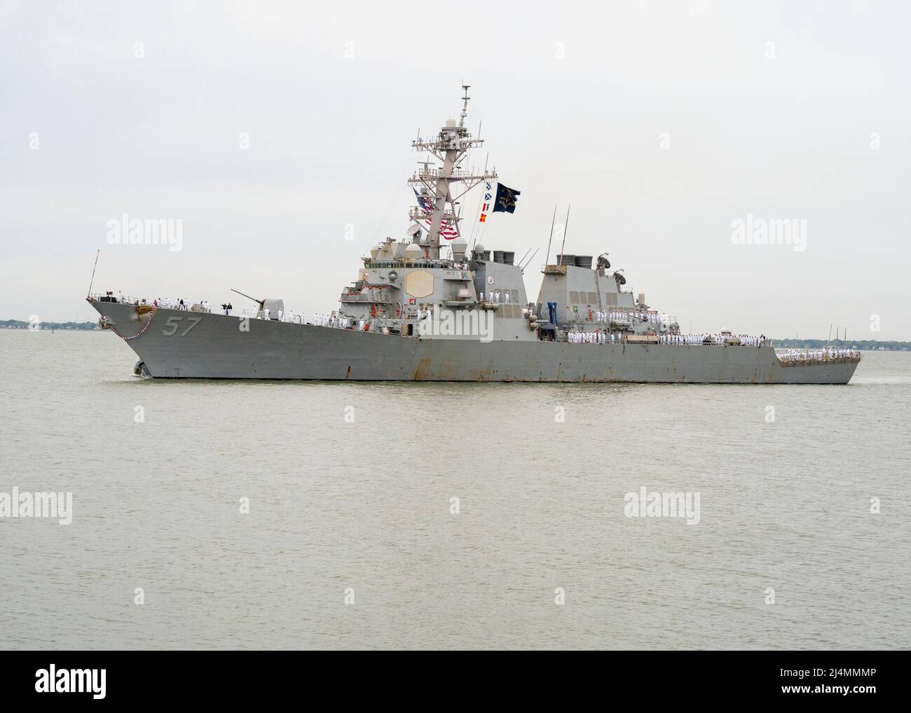 NORFOLK (16 aprile 2022) - il cacciatorpediniere missilistico guidato di classe Arleigh Burke USS Mitscher (DDG 57) si prepara a tornare a homeport, Naval Station Norfolk, aprile 16. Mitscher si è schierato nel teatro europeo delle operazioni e ha partecipato ad una serie di attività marittime a sostegno delle forze Navali Europa e degli Alleati NATO. (STATI UNITI Foto Navy di Mass Communication Specialist 1st Classe Ryan Seelbach) Foto Stock