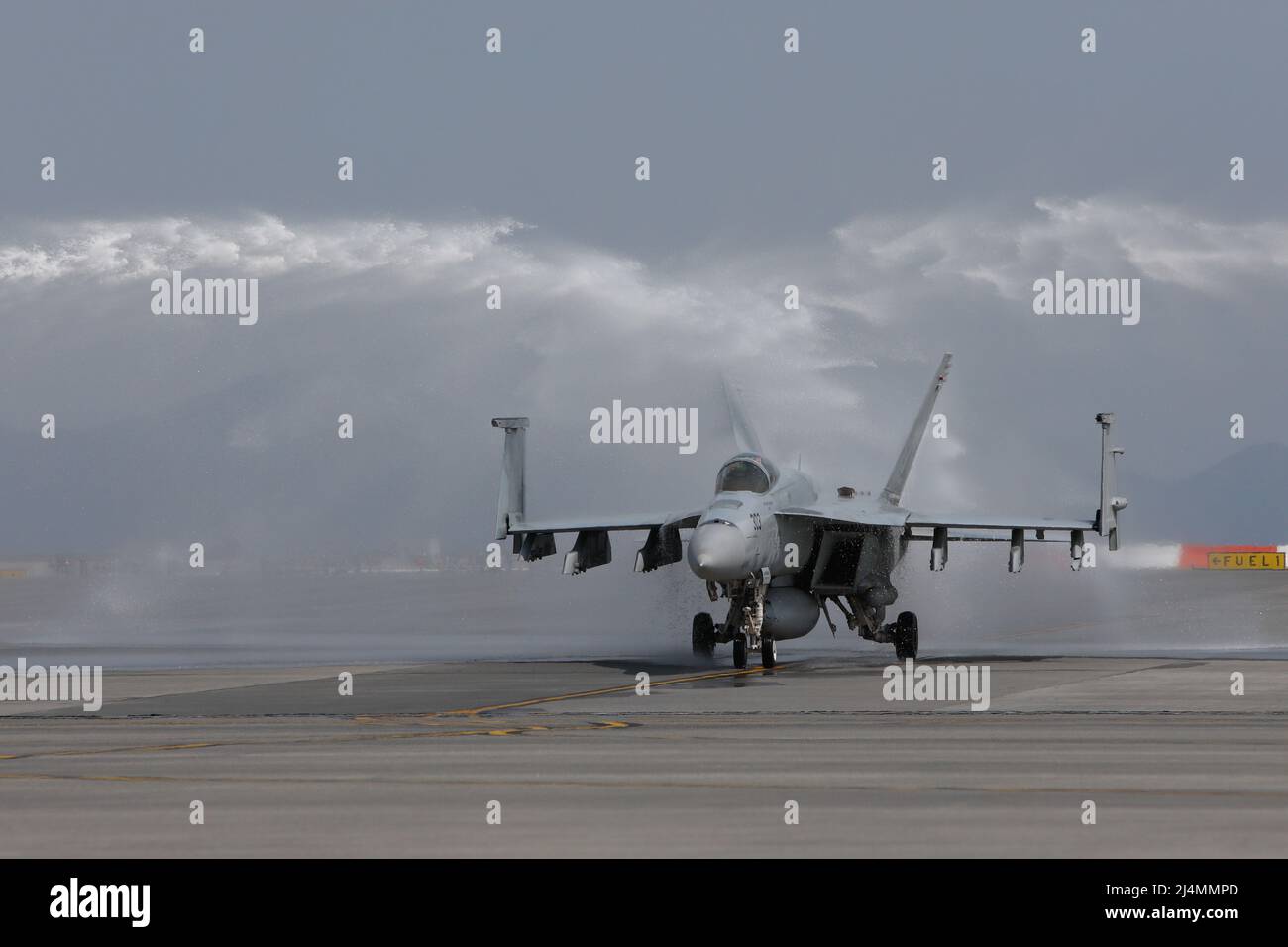 U.S. Navy CMdR. Neal Young, l'ex comandante di Strike Fighter Squadron 115 (VFA-115) taxi sotto flussi d'acqua durante una cerimonia di cambio di comando alla Marine Corps Air Station Iwakuni, Giappone, 7 aprile 2022. Durante la cerimonia, Young è stato sollevato dal CMdR. Michael Riley. VFA-115 è uno squadrone F/A-18E Super Hornet Strike, assegnato alla Carrier Air Wing (CVW) 5, operante da MCAS Iwakuni. CVW-5 viene distribuito in avanti alla stazione aerea a supporto della sicurezza e della stabilità in tutto l'Indo-Pacific. (STATI UNITI Marine Corps phot di Lance CPL. Calah Thompson) Foto Stock