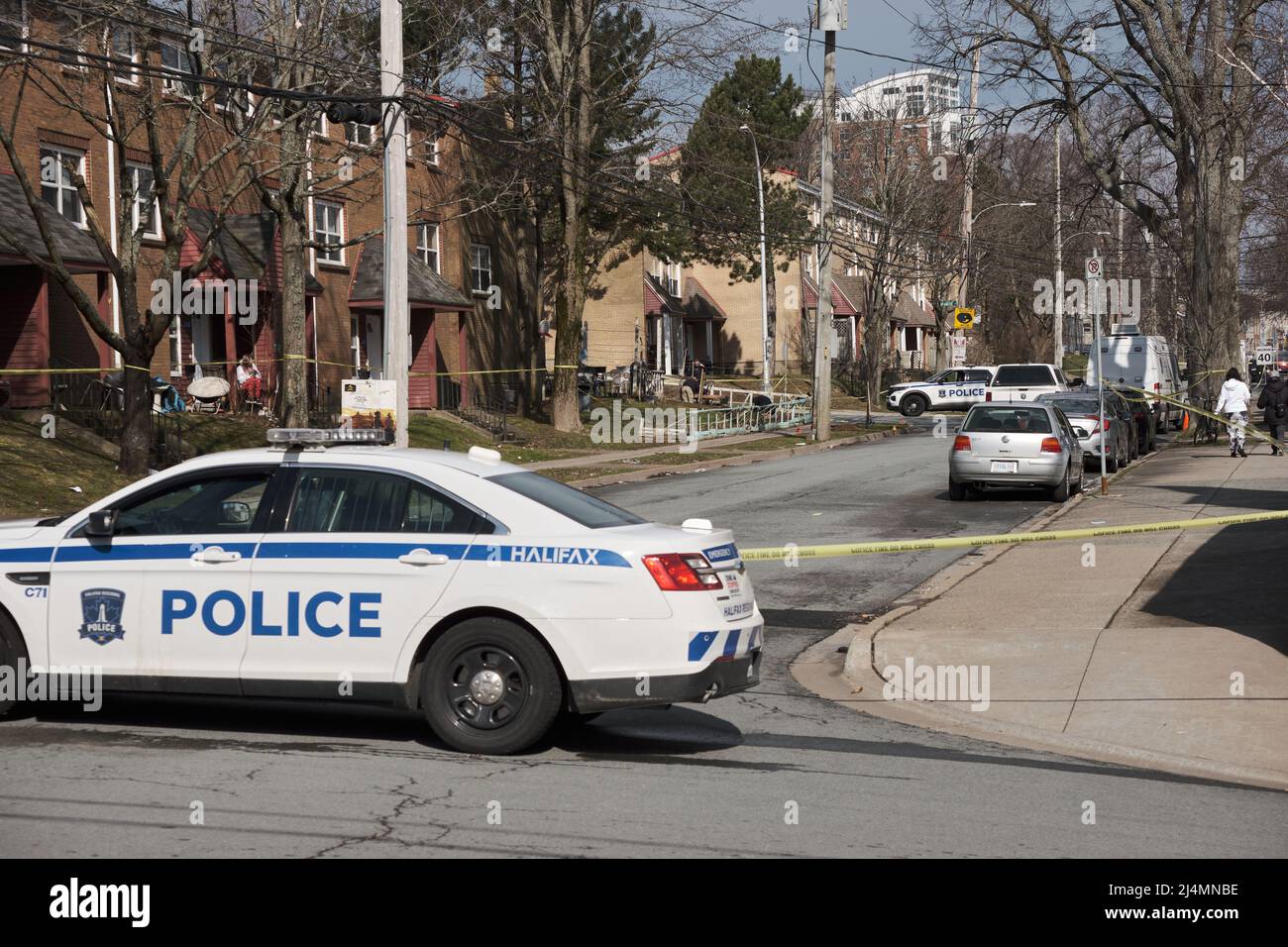 Halifax, Nuova Scozia. Aprile 16, 2022. L'auto della polizia blocca Brunswick Avenue sulla scena dell'omicidio Foto Stock