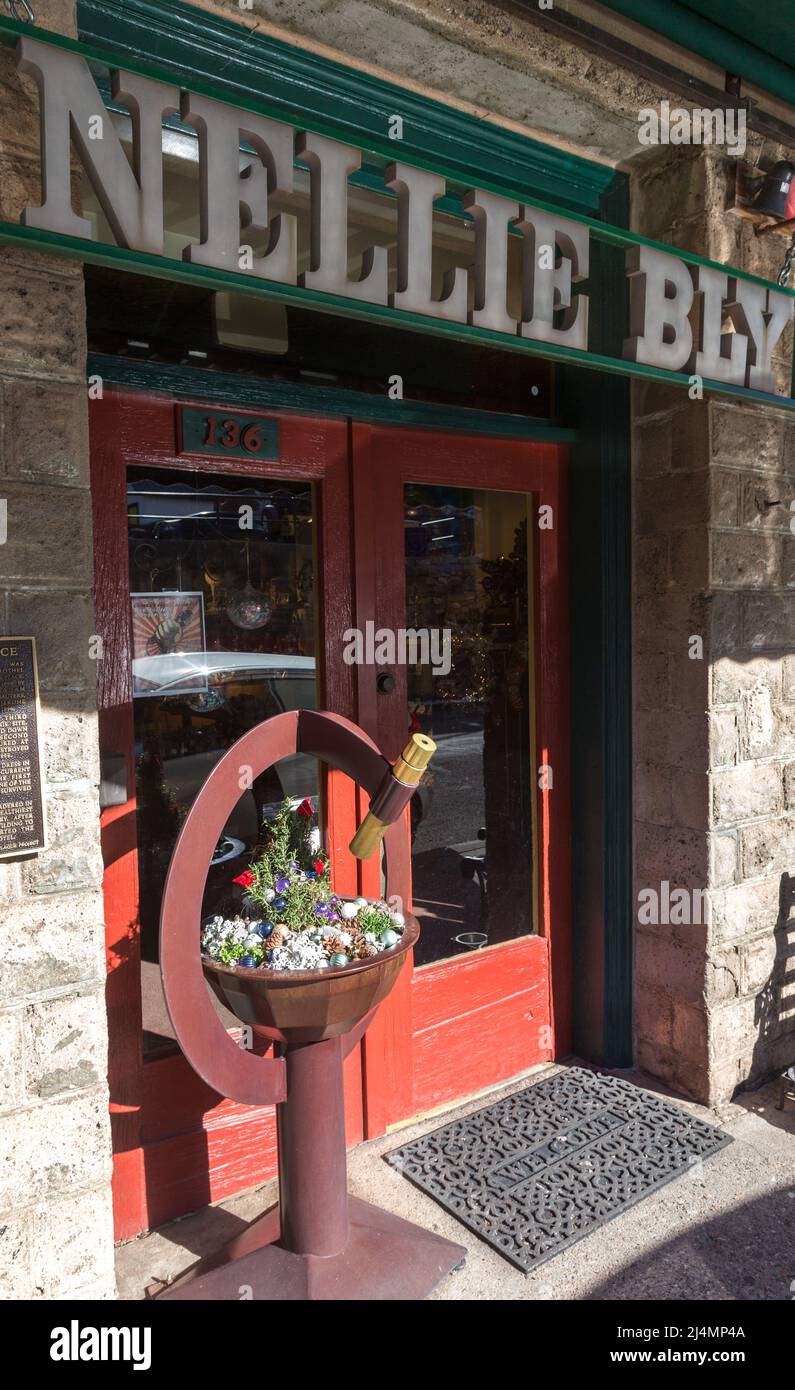 Nellie Bly Kaleidoscope Store porta d'ingresso, un tempo famoso Jennie Bauters brothel, sulla strada principale della città mineraria vecchia Jerome Arizona Foto Stock