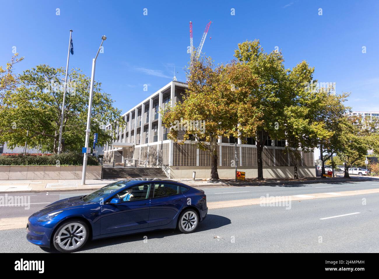 Blue Tesla modello 3 veicolo elettrico che guida sul circuito di Londra nel centro di Canberra, ACT, Australia Foto Stock