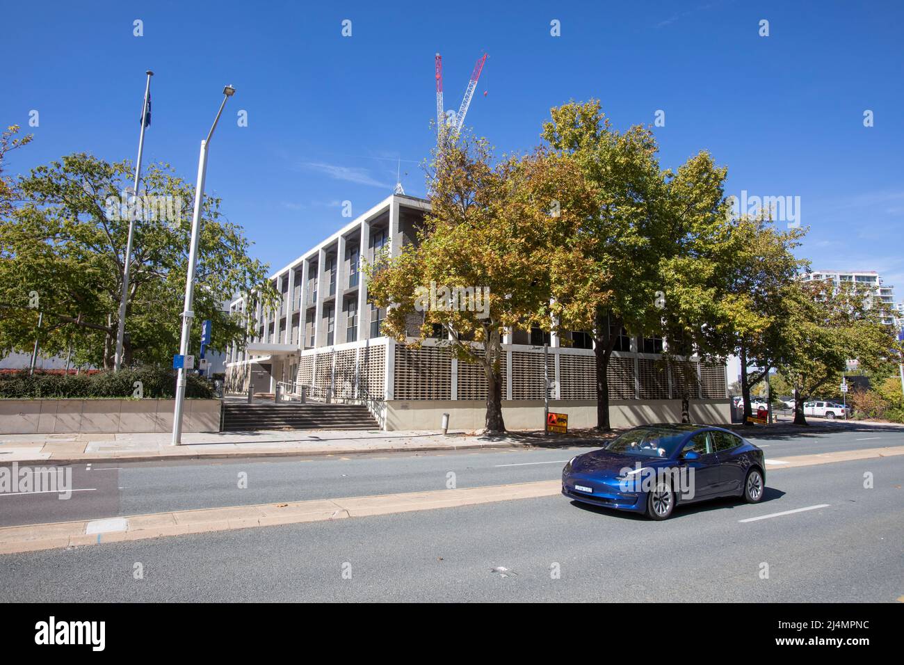 Blue Tesla Model 3 a Canberra sul circuito di Londra che passa davanti agli uffici di polizia AFP,Canberra,ACT,Australia Foto Stock