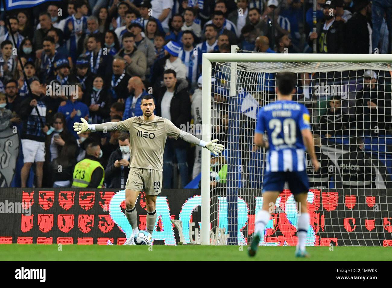 16th aprile 2022; Stadio Dragao, Porto, Portogallo; Campionato Portoghese 2022, FC Porto contro Portimonense; Diogo Costa del FC Porto chiede il movimento dai suoi compagni di squadra Foto Stock