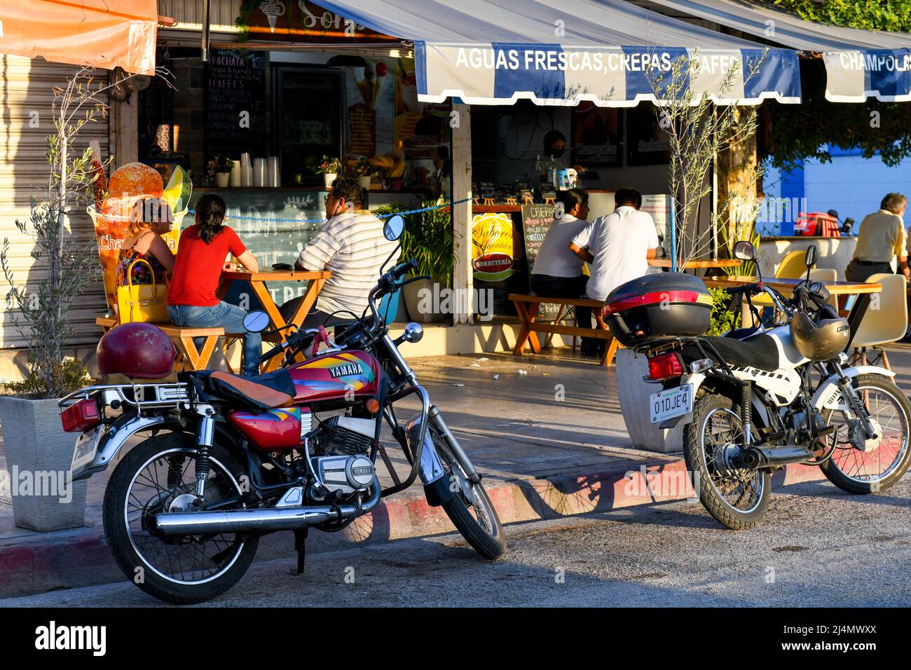 Terrazza sul marciapiede di un caffè nel quartiere la Ermita, Merida Messico Foto Stock