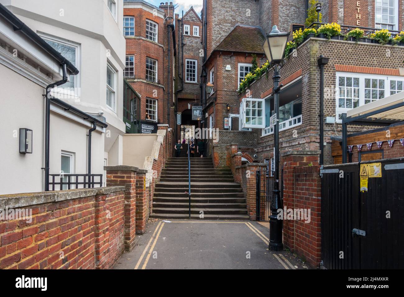 Un vicolo che porta a gradini verso Thames Street e che conduce dal Queen's Walkway a Windsor, Regno Unito Foto Stock