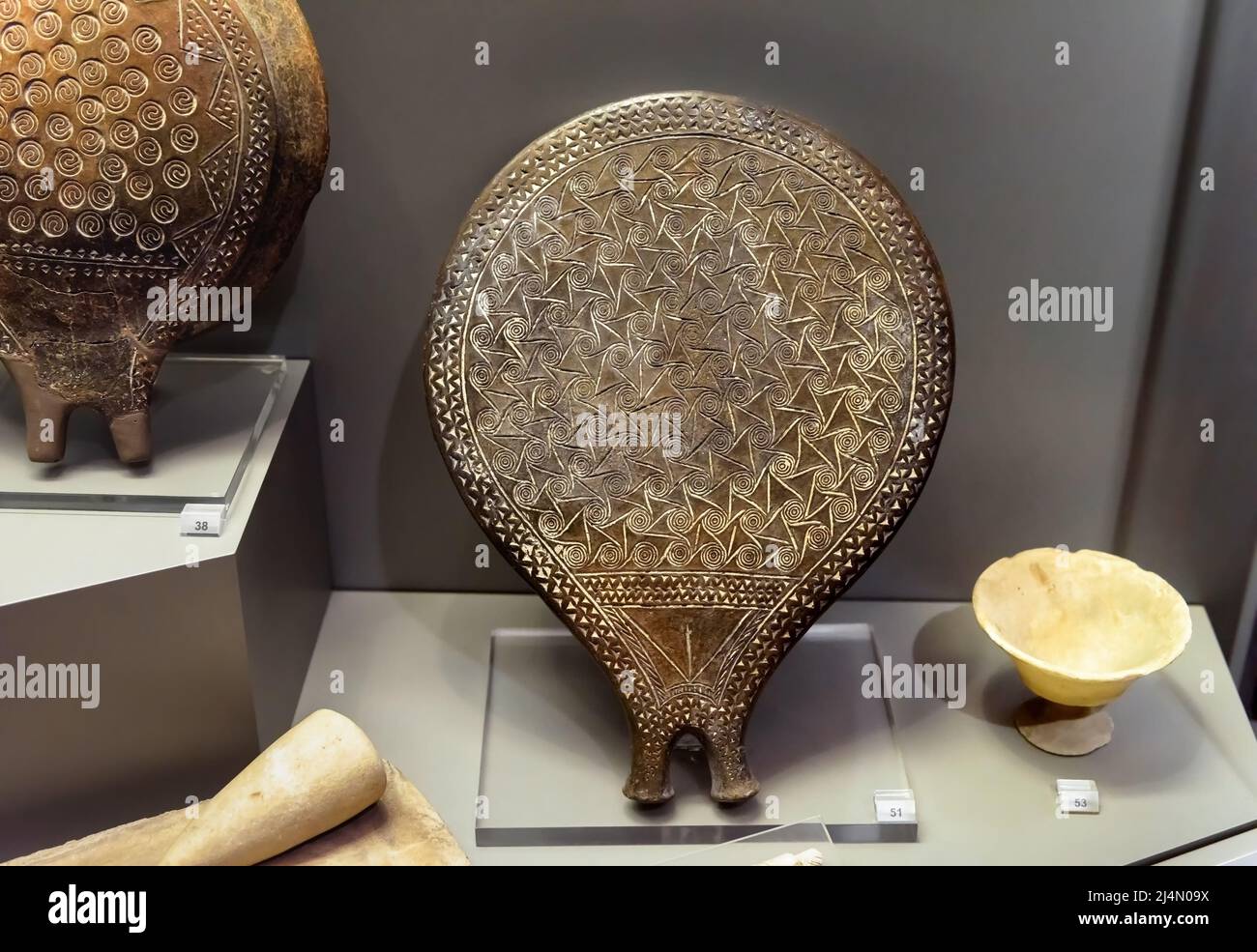 Atene - 7 maggio 2018: Ceramica greca antica, la cosiddetta padella nel Museo Archeologico Nazionale di Atene, Grecia. Antichi manufatti in ceramica, stoviglie Foto Stock