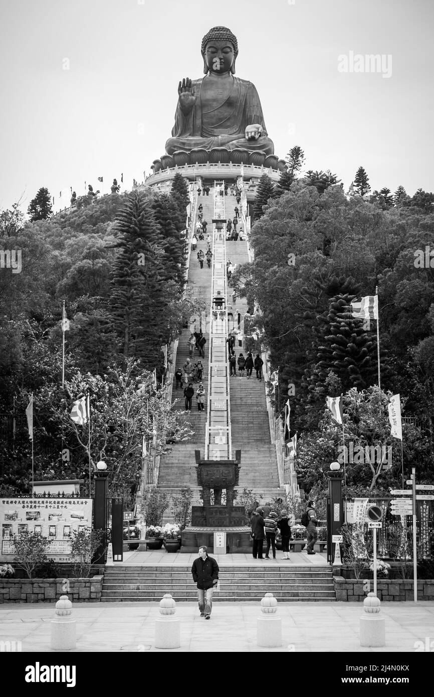 Hong Kong, Cina - 16 dicembre 2010: Il Grande Buddha di Hong Kong vicino al Monastero di po Lin. Fotografia in bianco e nero Foto Stock