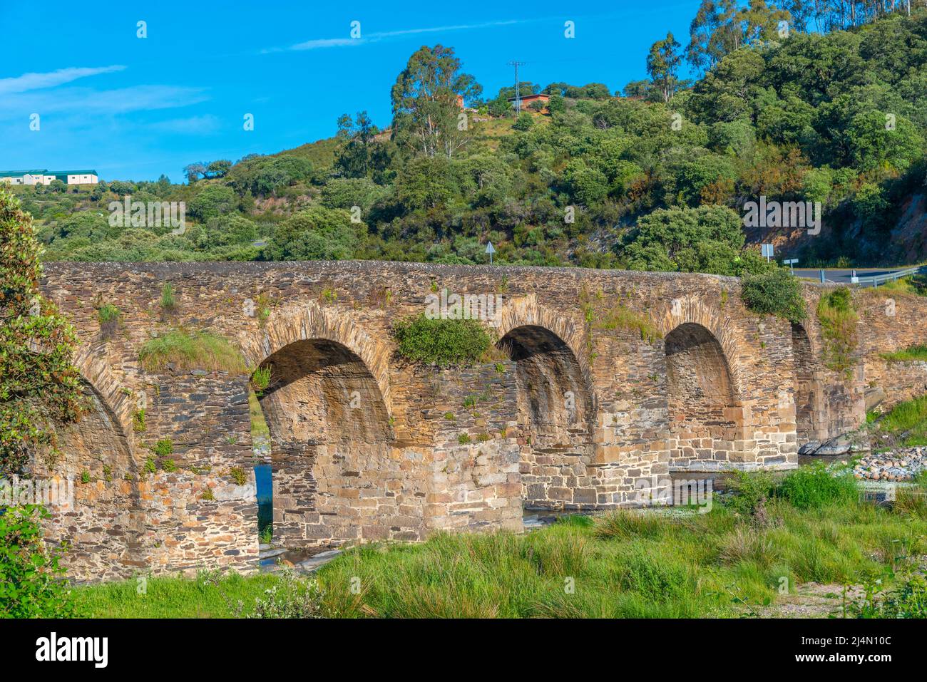 Ponte romano sul fiume Aalgon in Spagna Foto Stock