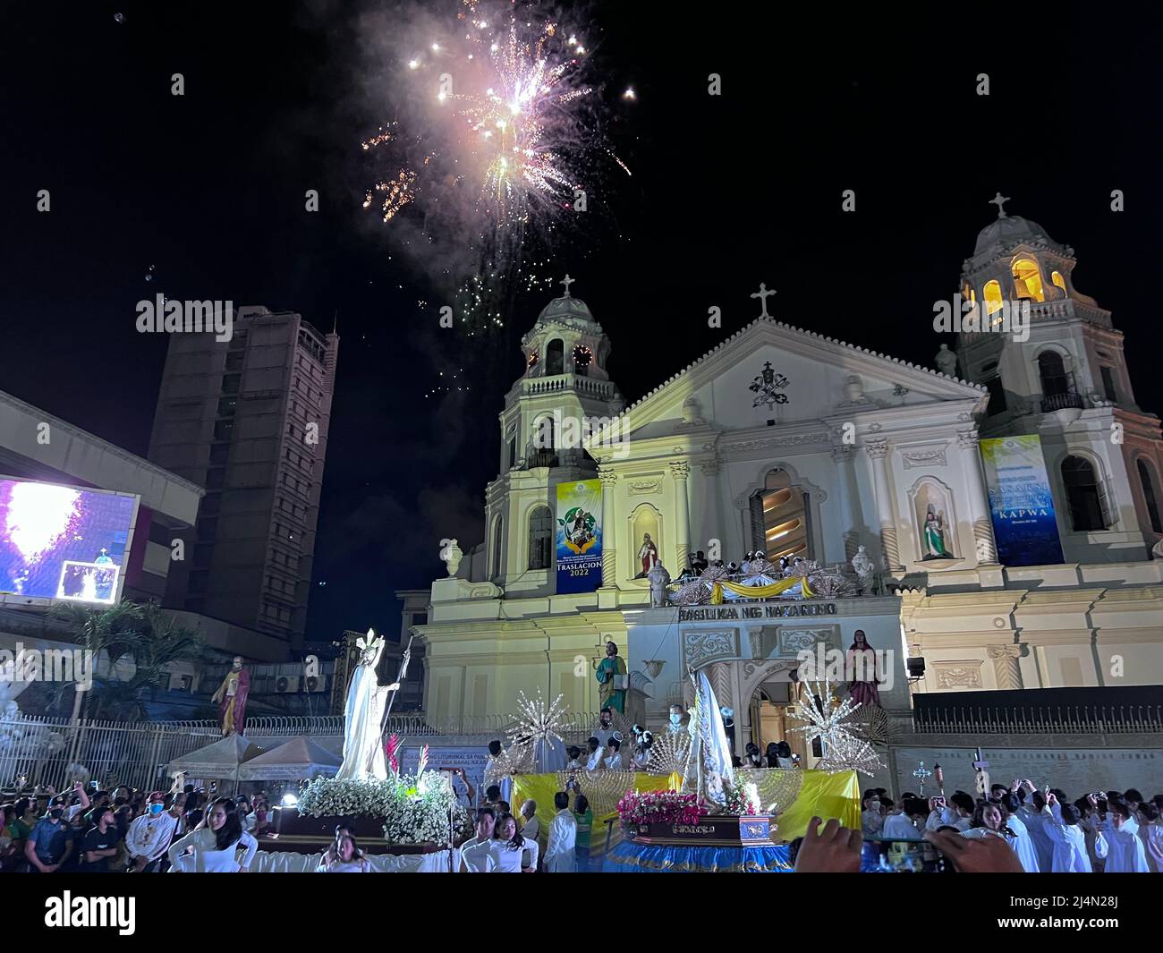 Manila, Filippine. 16th Apr 2022. Centinaia di devoti cattolici a Manila si sono accordati alla Chiesa di Quiapo, alla vigilia della domenica di Pasqua, per assistere al heartwarming 'Salubong', che è una tradizionale processione di rievocazione della Vergine Maria che incontra suo figlio, Gesù Cristo. Negli ultimi due anni consecutivi, l'incontro religioso è stato vietato nelle Filippine per evitare la diffusione di COVID-19. (Foto di Sherbien Dacalanio/Pacific Press) Credit: Pacific Press Media Production Corp./Alamy Live News Foto Stock